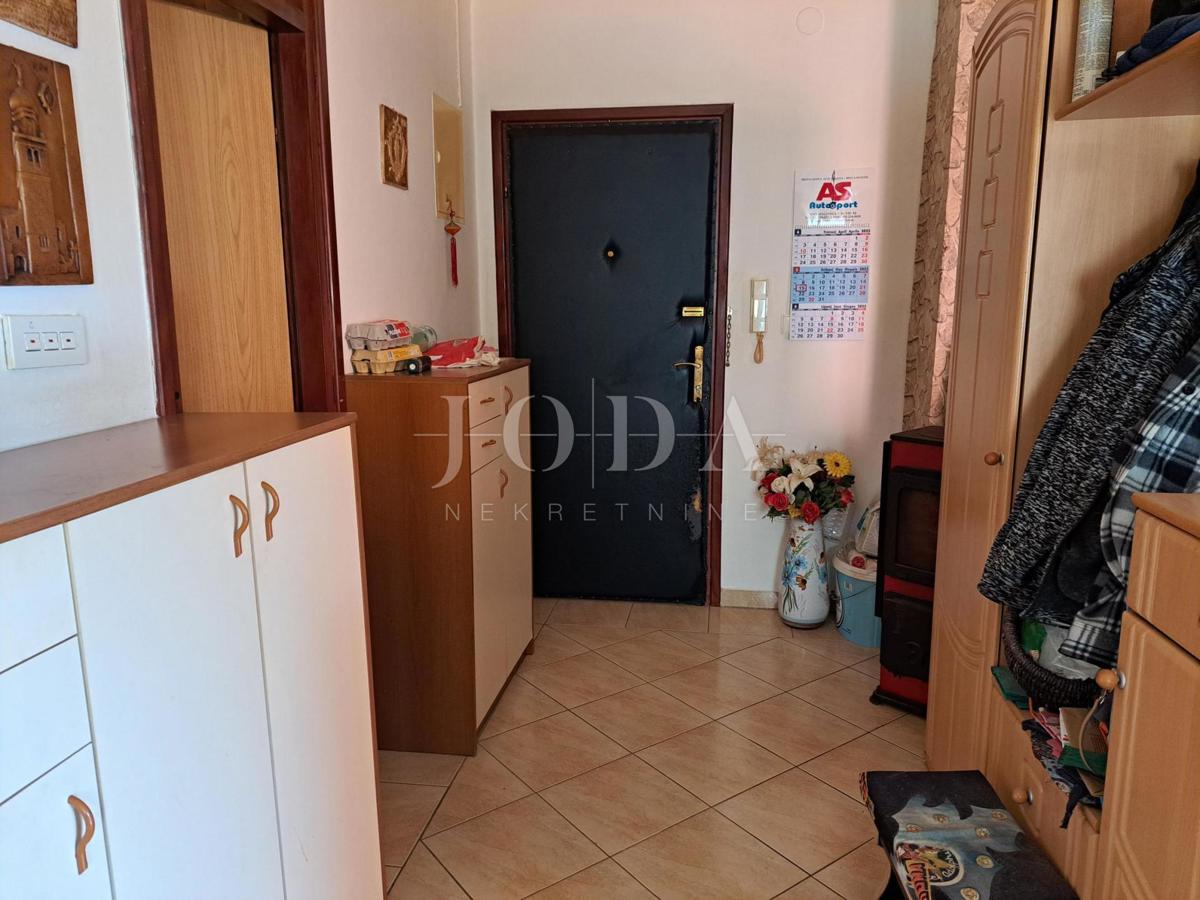 Enosobno stanovanje s prostorom v mansardi, okolica Malinske