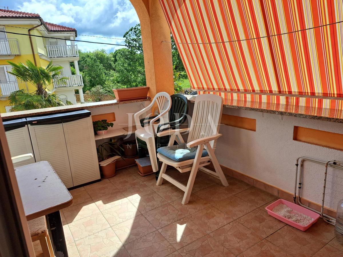 Enosobno stanovanje s prostorom v mansardi, okolica Malinske