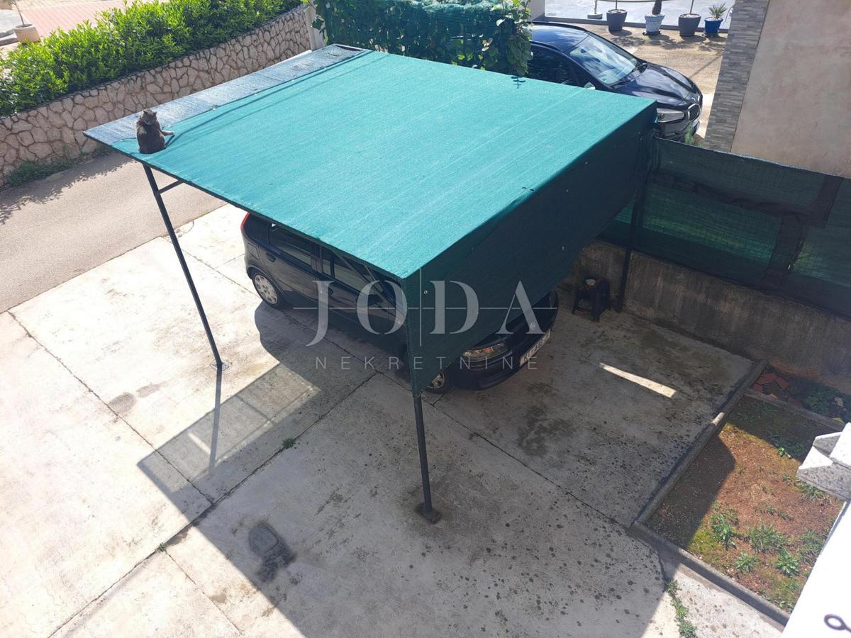 Enosobno stanovanje s prostorom v mansardi, okolica Malinske