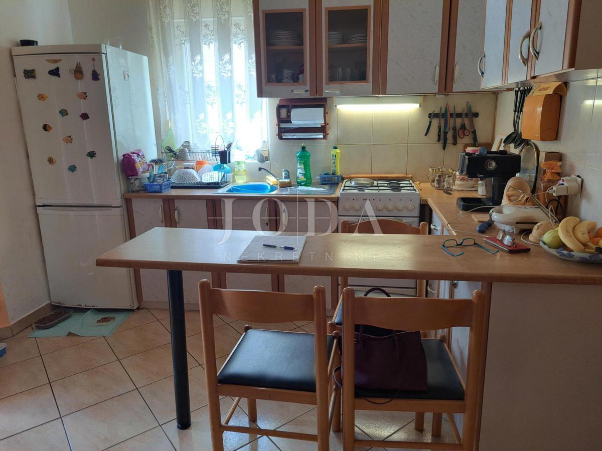 Enosobno stanovanje s prostorom v mansardi, okolica Malinske