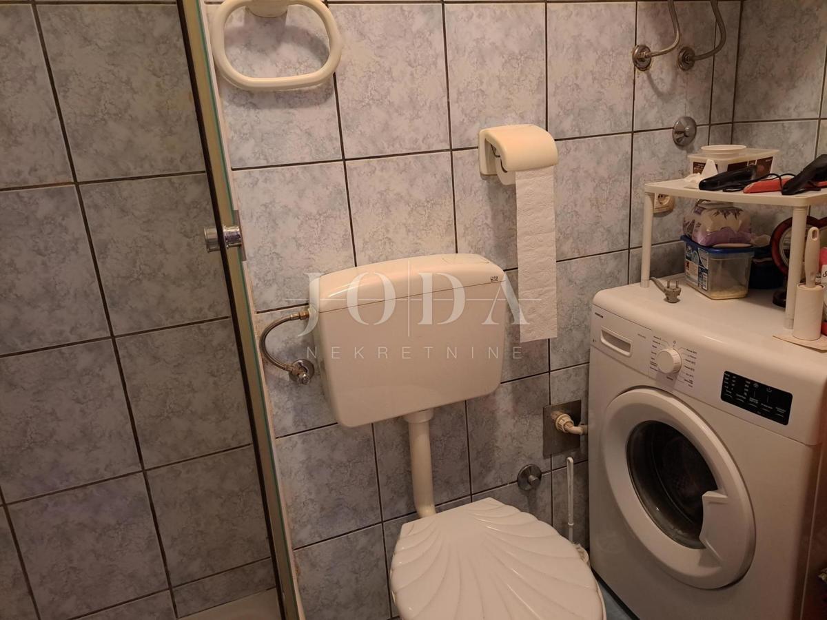 Enosobno stanovanje s prostorom v mansardi, okolica Malinske