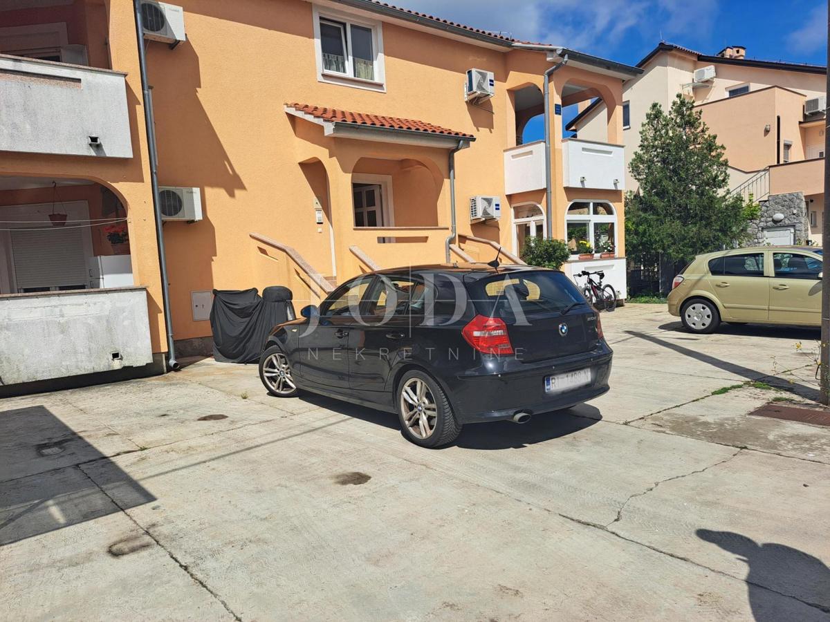 Enosobno stanovanje s prostorom v mansardi, okolica Malinske