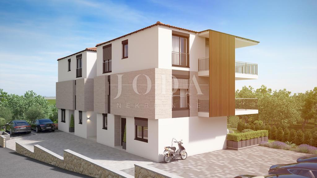 Njivice - dvonadstropni apartma v bližini plaže