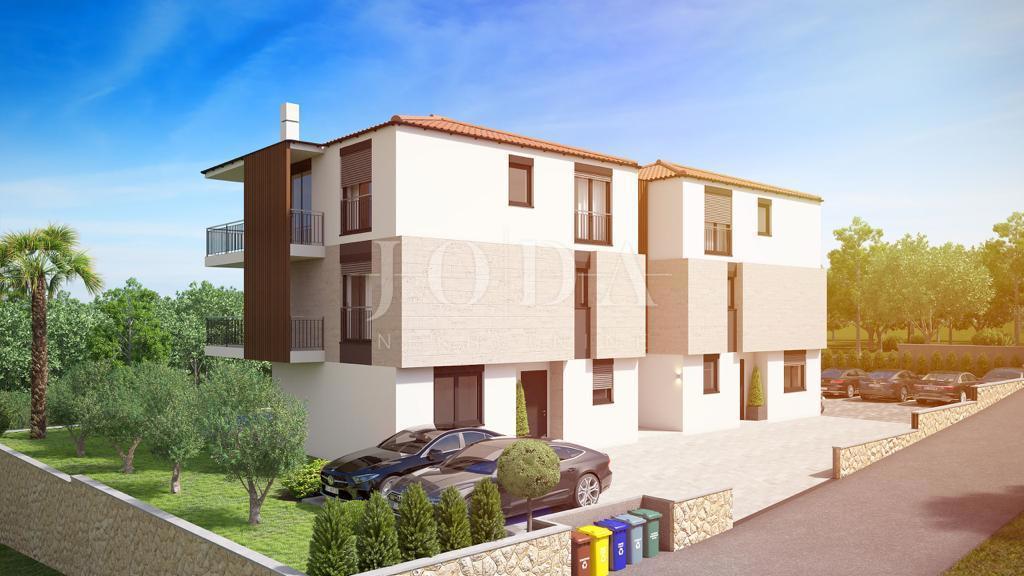 Njivice - dvonadstropni apartma v bližini plaže