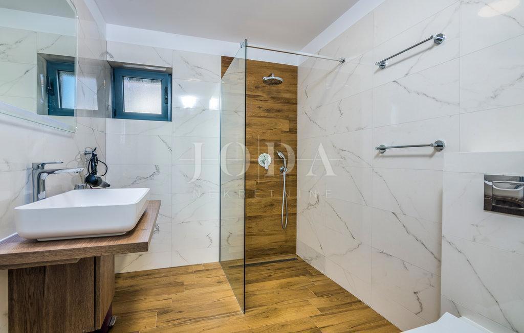 Punat - apartma v pritličju z bazenom in vrtom