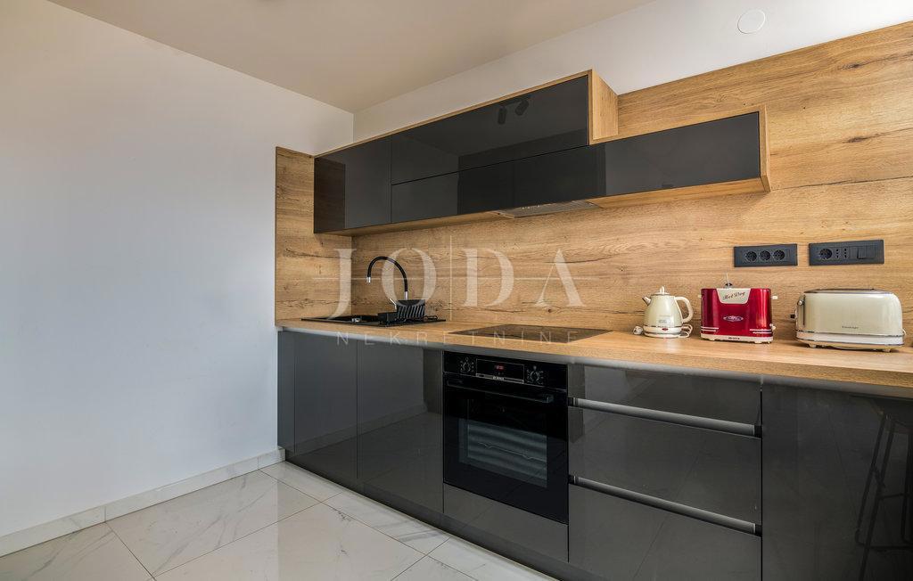 Punat - apartma v pritličju z bazenom in vrtom