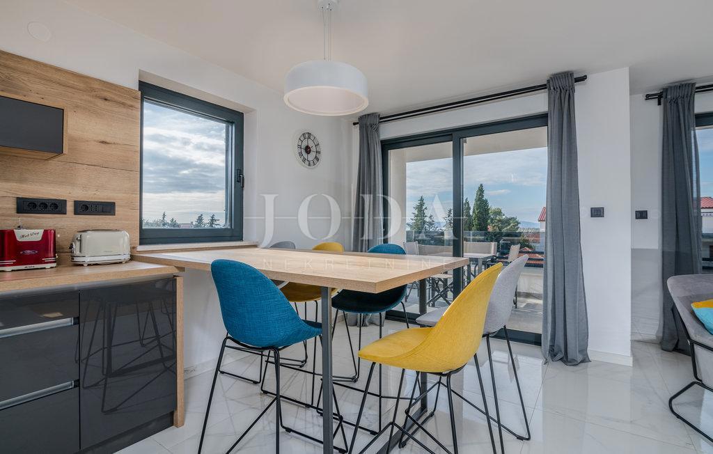 Punat - apartma v pritličju z bazenom in vrtom