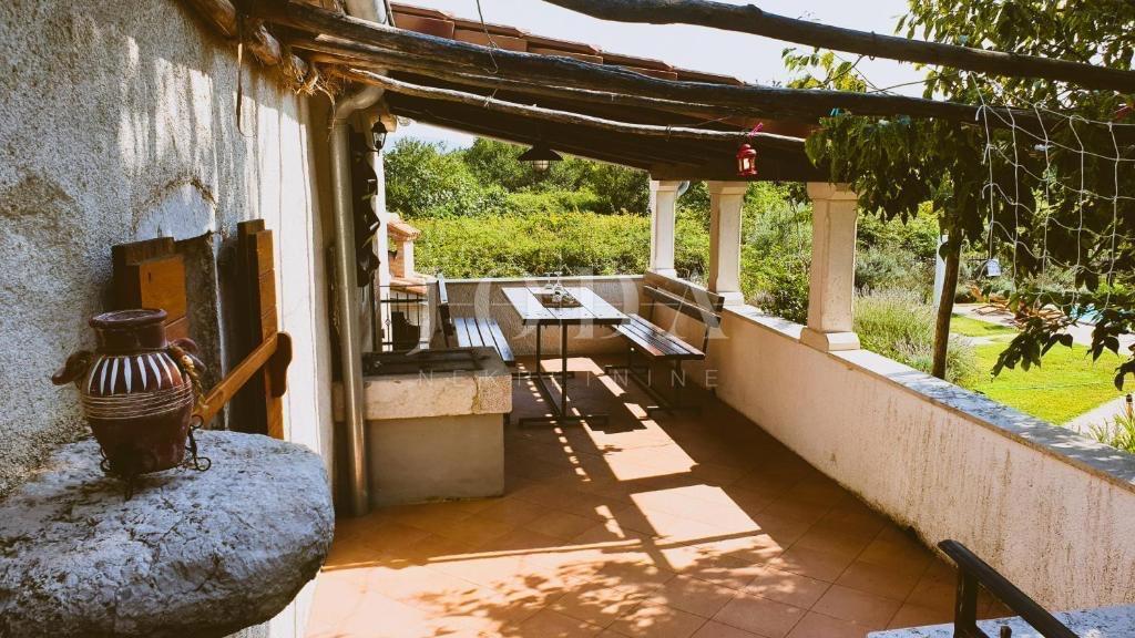 Lepo obnovljena samostojna kamnita hiša