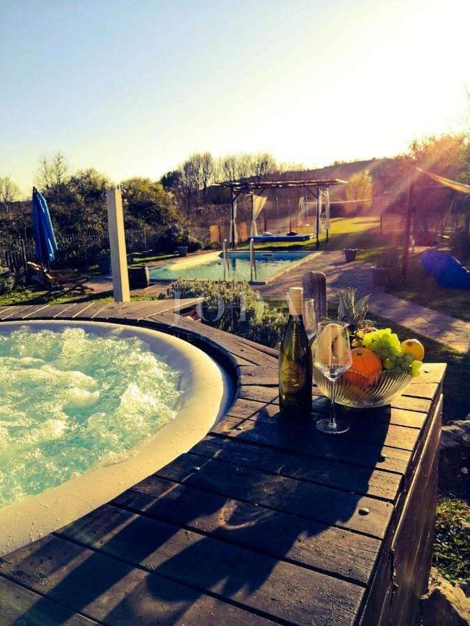 Lepo obnovljena samostojna kamnita hiša