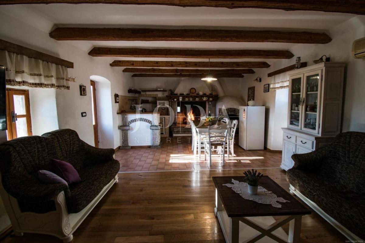 Lepo obnovljena samostojna kamnita hiša