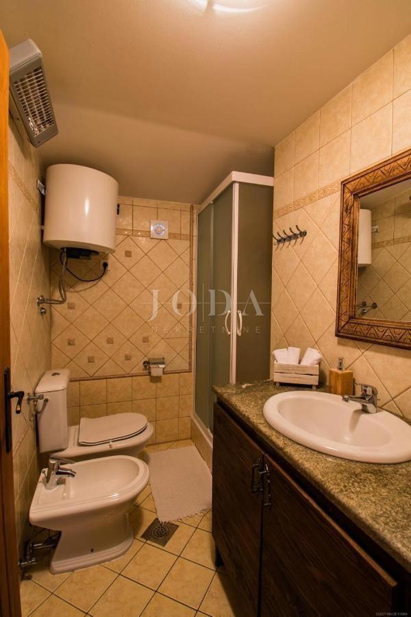 Lepo obnovljena samostojna kamnita hiša