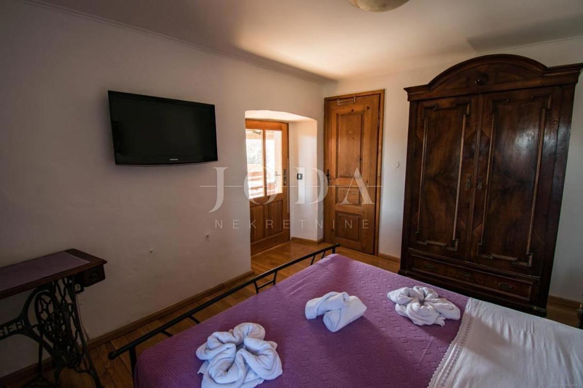 Lepo obnovljena samostojna kamnita hiša