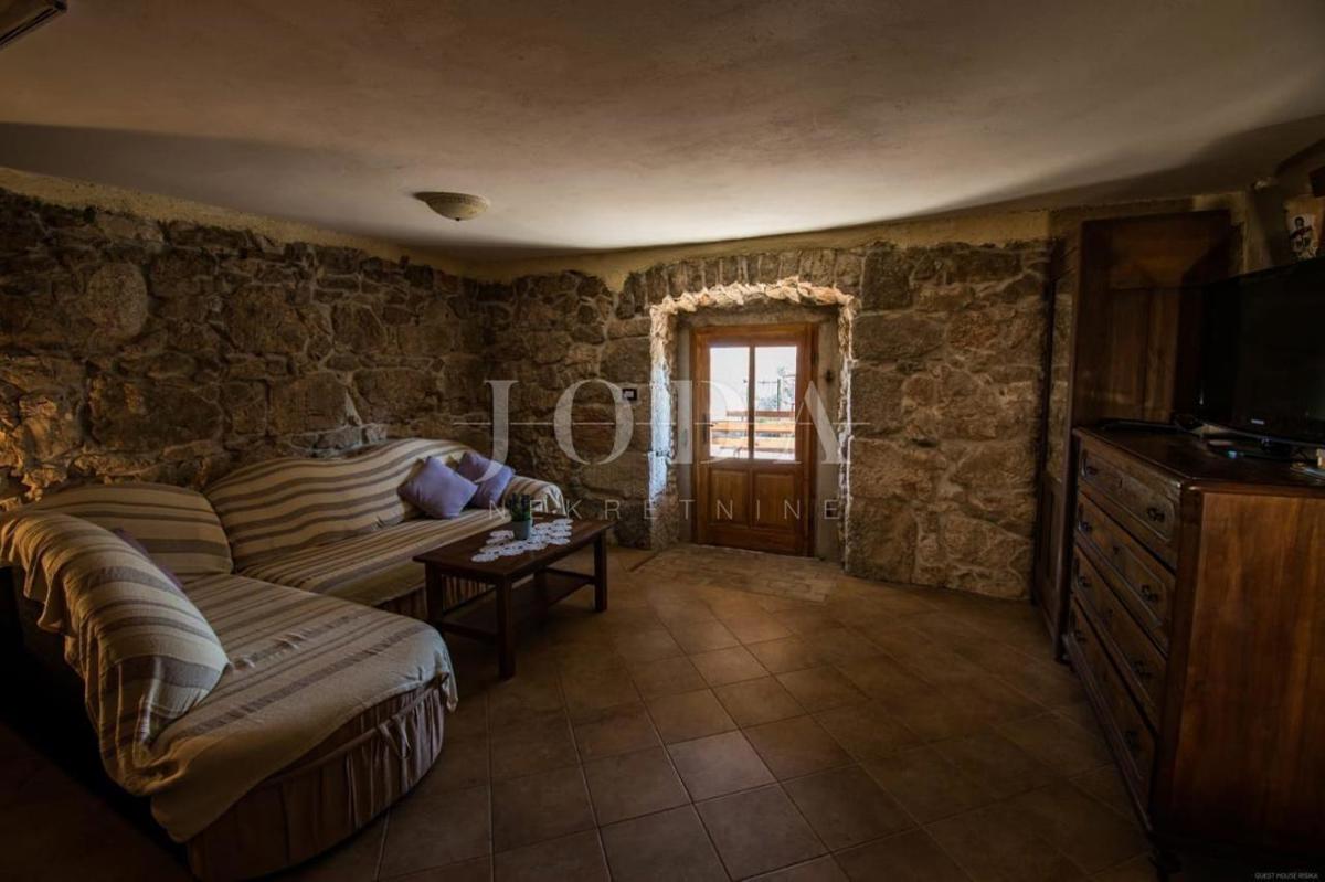 Lepo obnovljena samostojna kamnita hiša