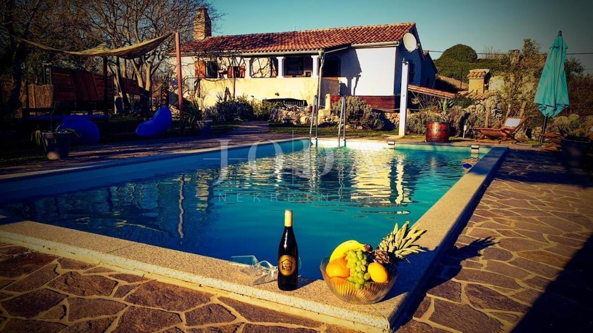 Lepo obnovljena samostojna kamnita hiša