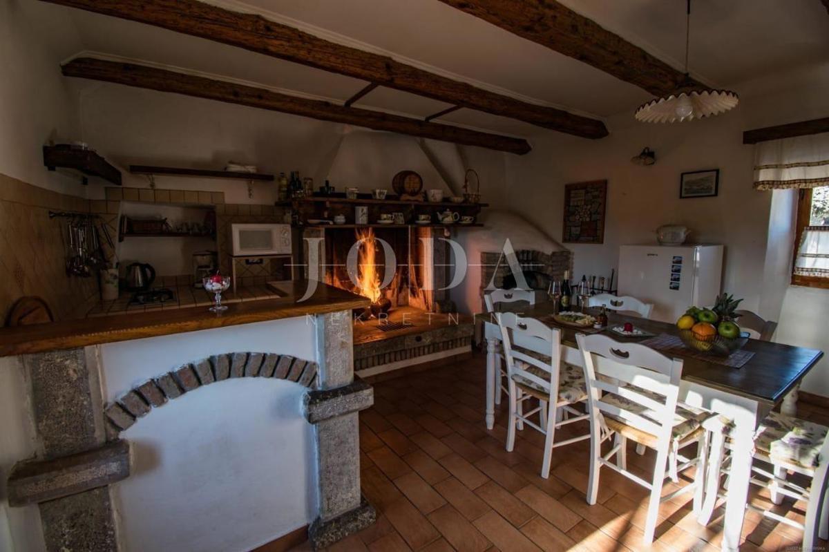 Lepo obnovljena samostojna kamnita hiša