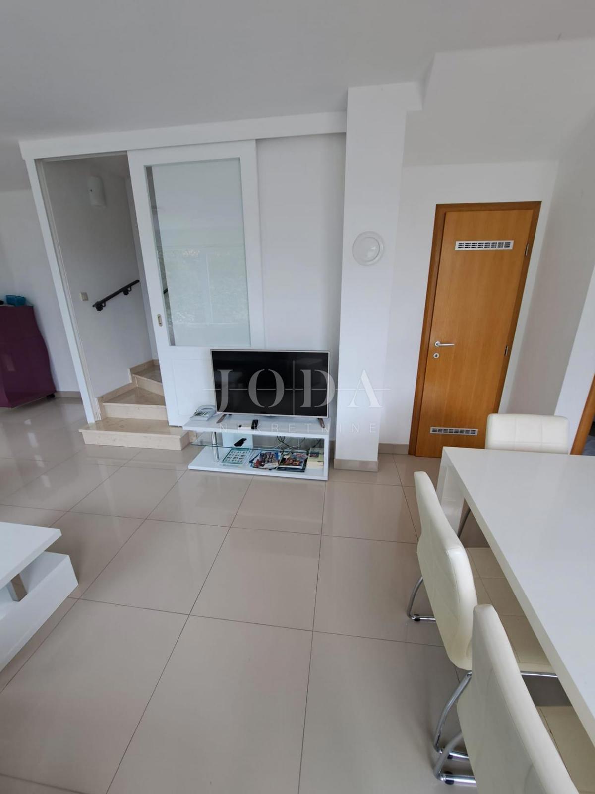 Lepa hiša z dvema stanovanjskima enotama in bazenom