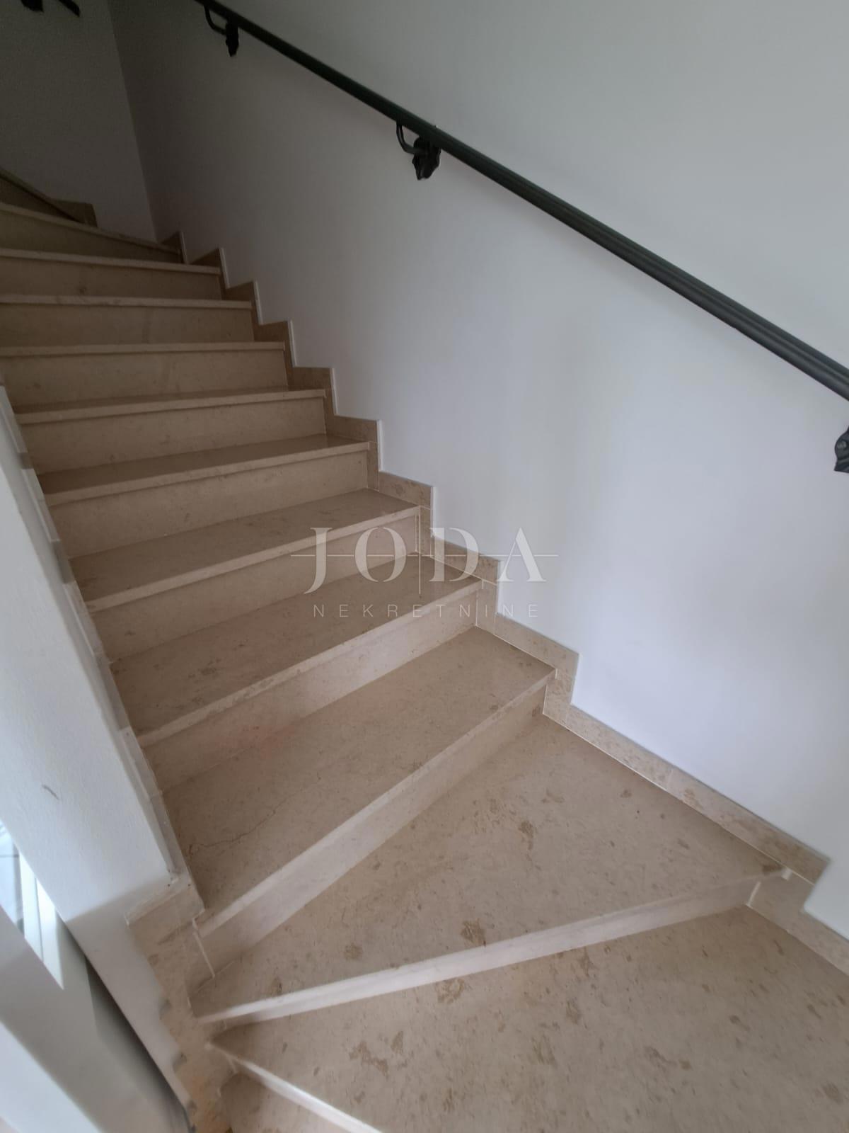 Lepa hiša z dvema stanovanjskima enotama in bazenom