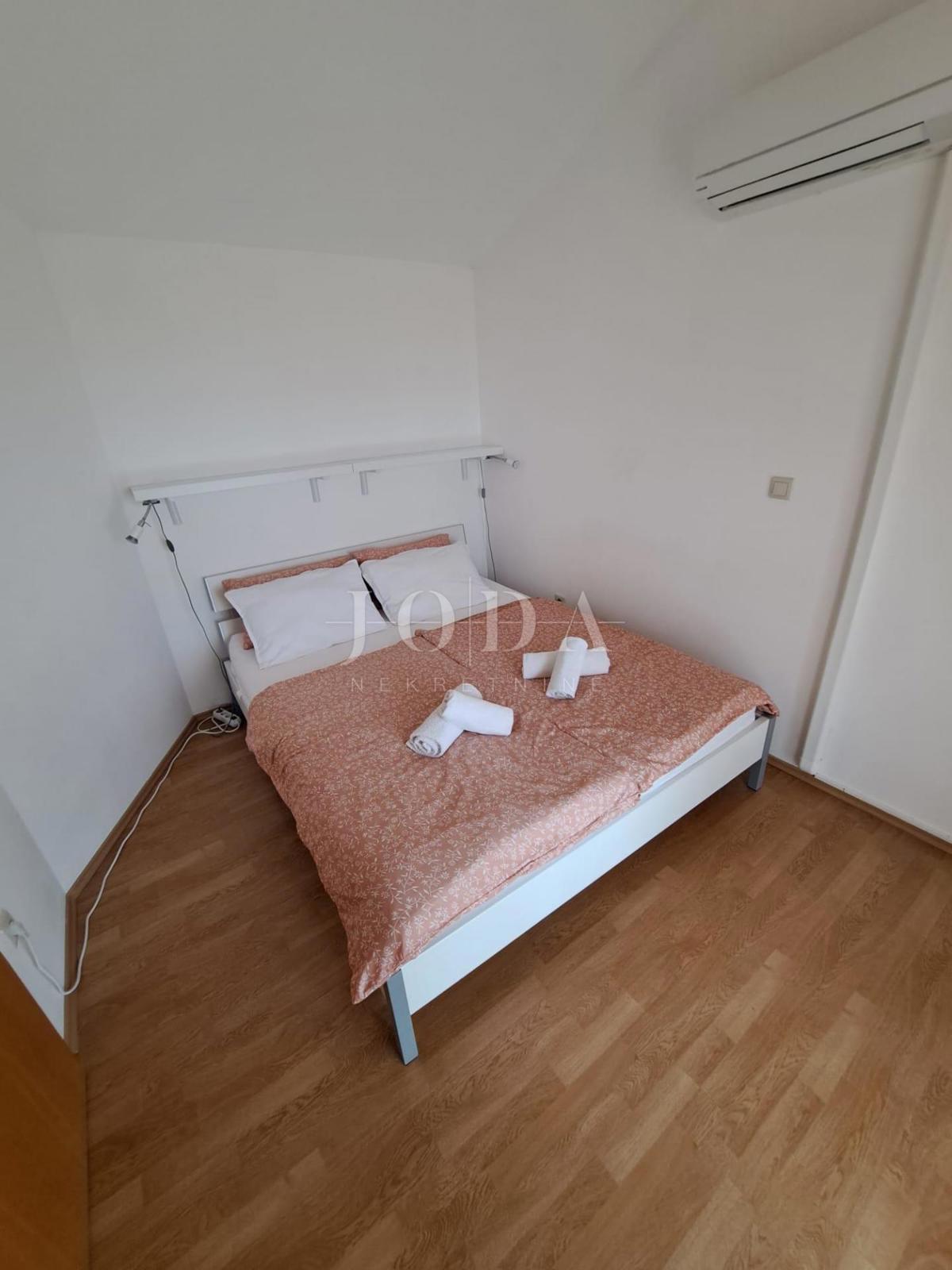 Lepa hiša z dvema stanovanjskima enotama in bazenom