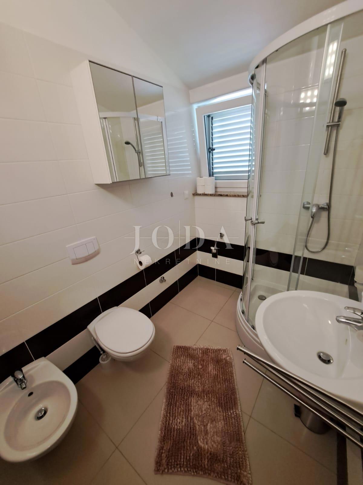 Lepa hiša z dvema stanovanjskima enotama in bazenom