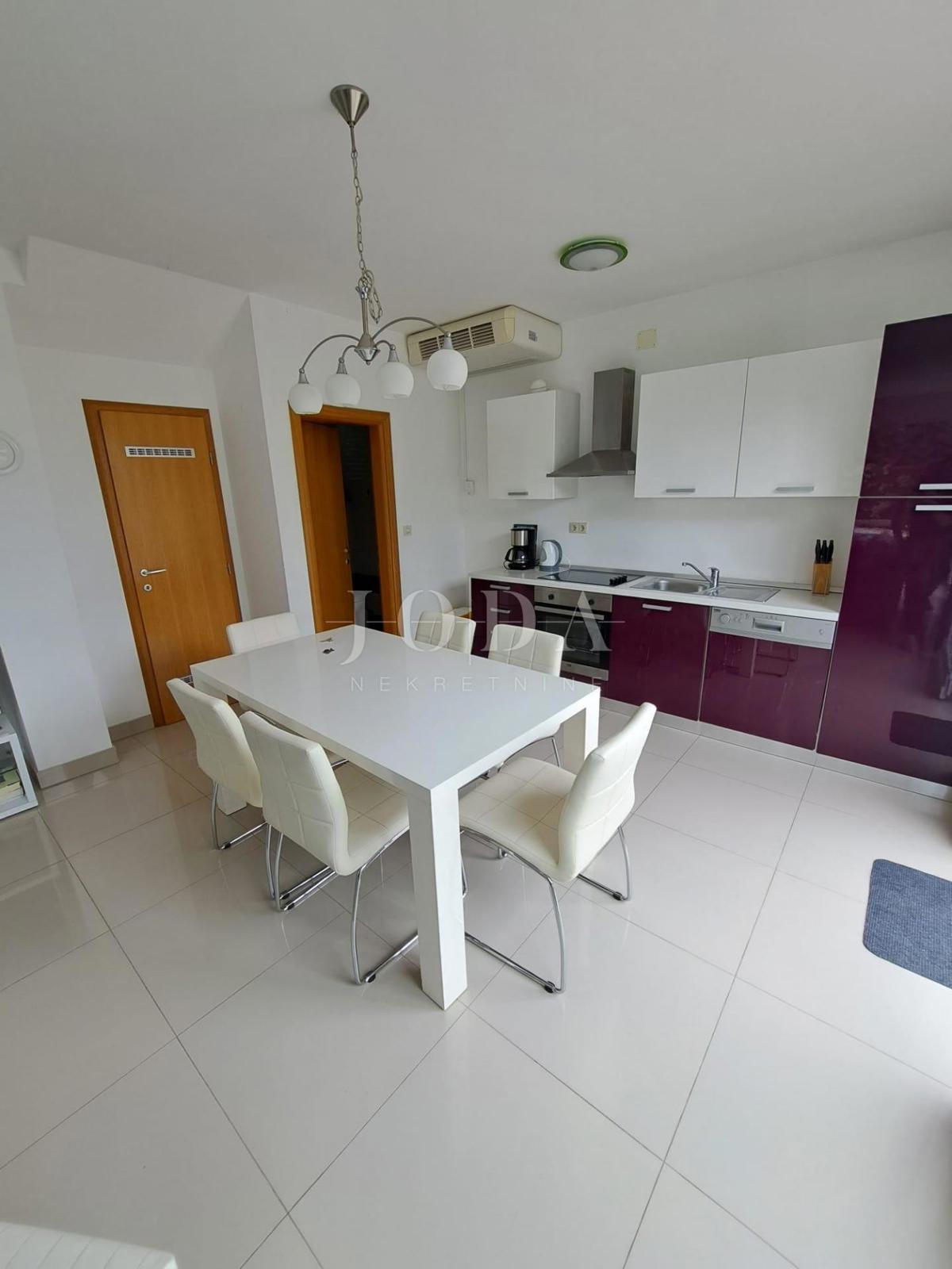 Lepa hiša z dvema stanovanjskima enotama in bazenom