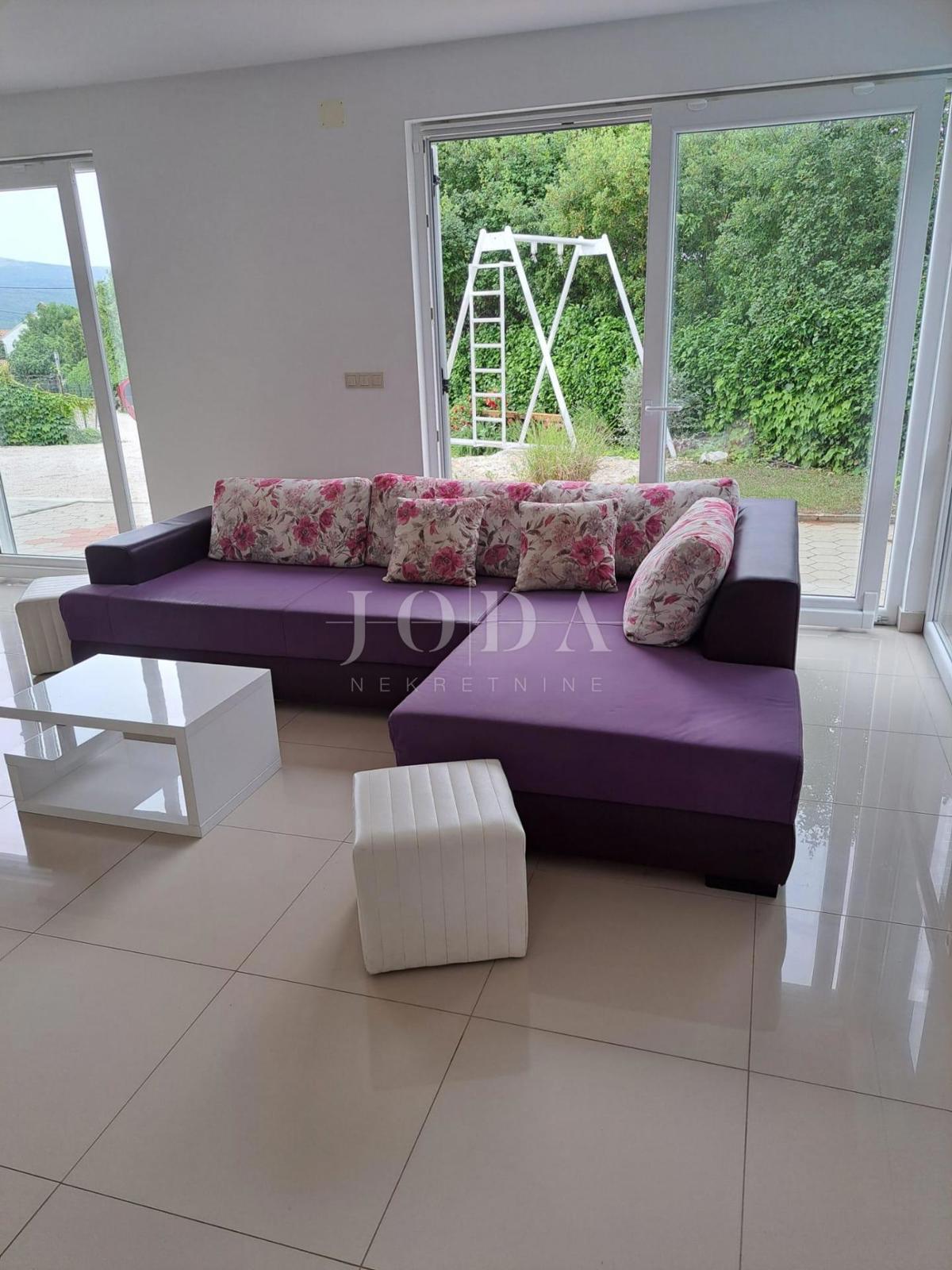 Lepa hiša z dvema stanovanjskima enotama in bazenom