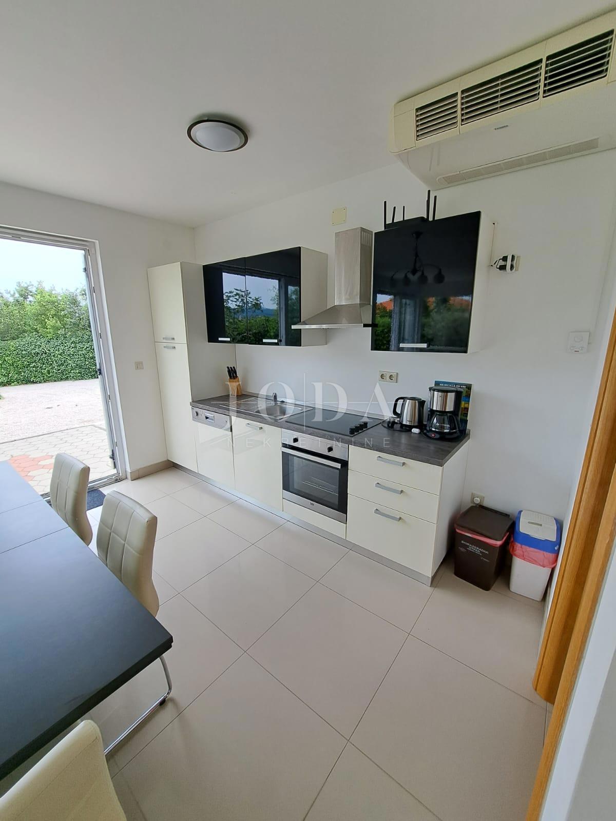 Lepa hiša z dvema stanovanjskima enotama in bazenom