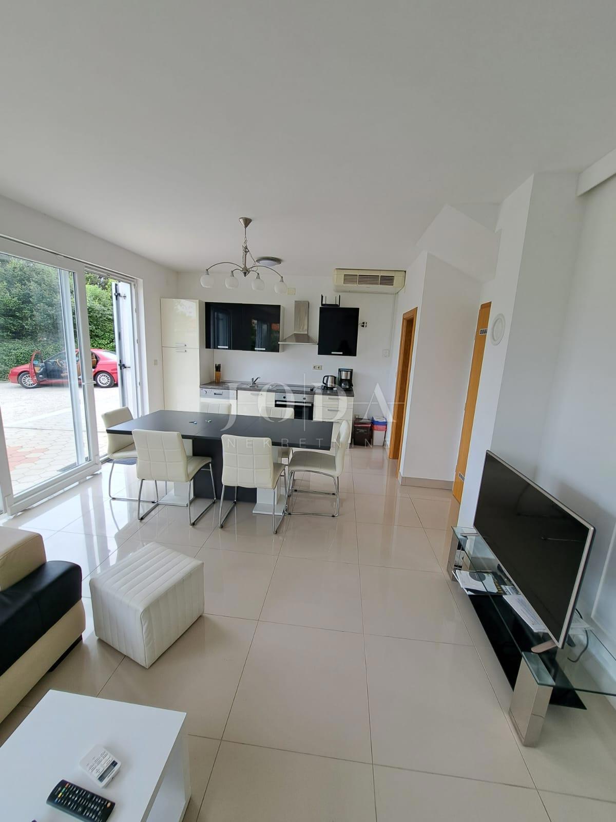 Lepa hiša z dvema stanovanjskima enotama in bazenom