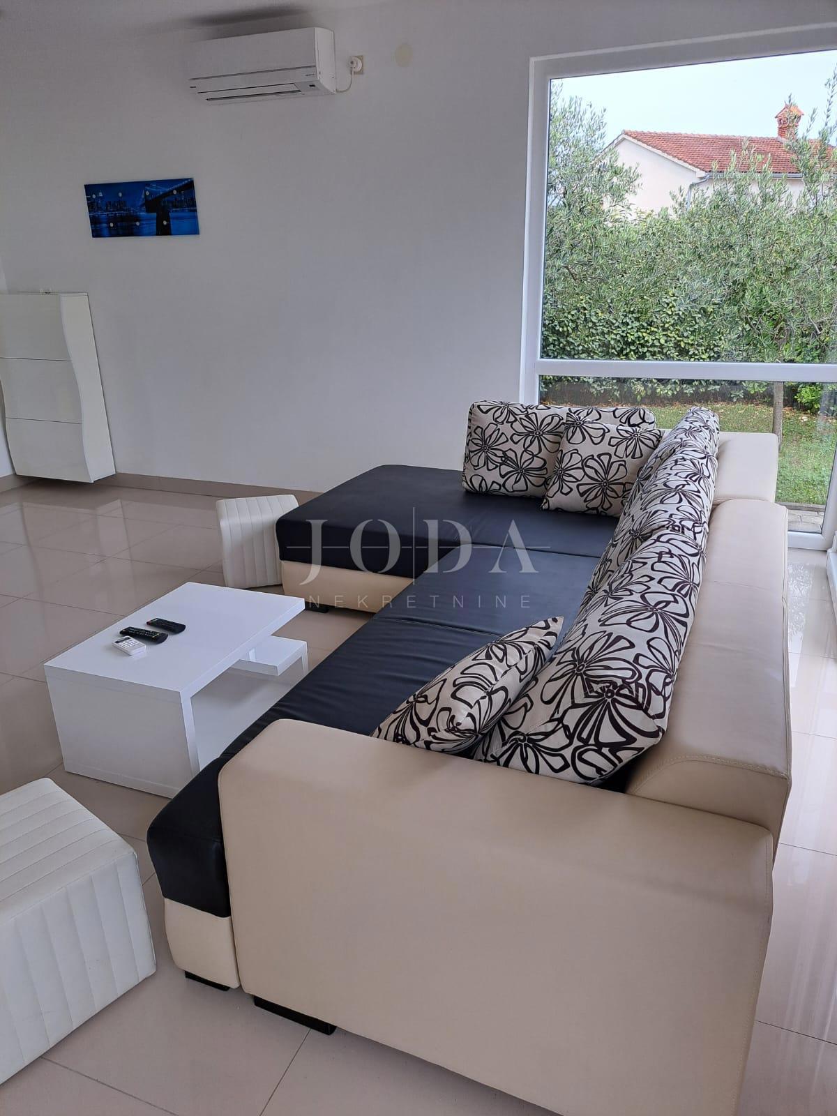 Lepa hiša z dvema stanovanjskima enotama in bazenom