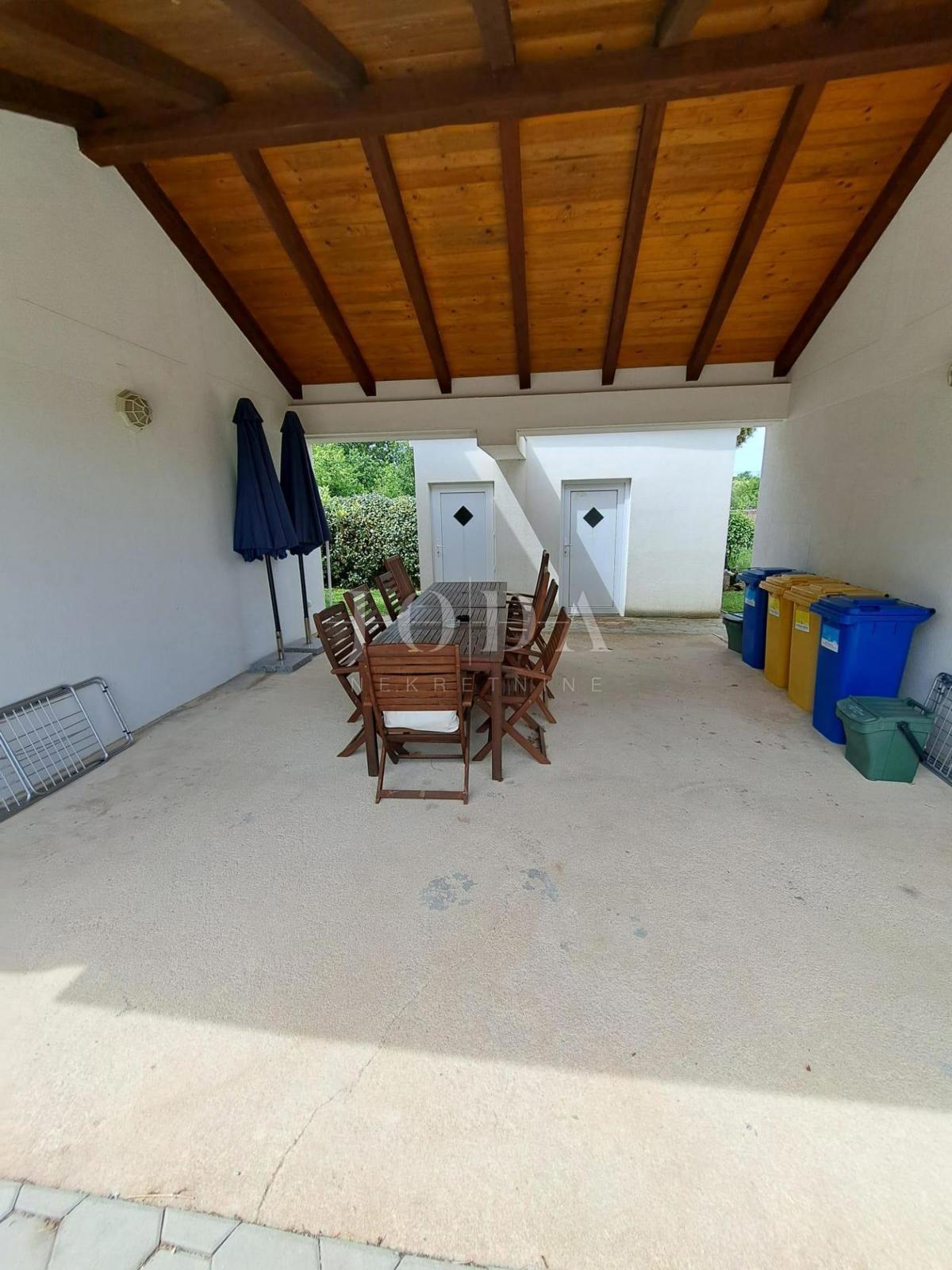 Lepa hiša z dvema stanovanjskima enotama in bazenom