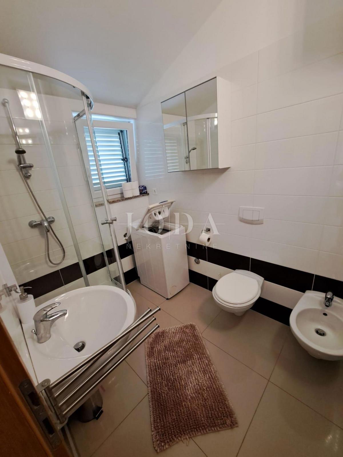 Lepa hiša z dvema stanovanjskima enotama in bazenom