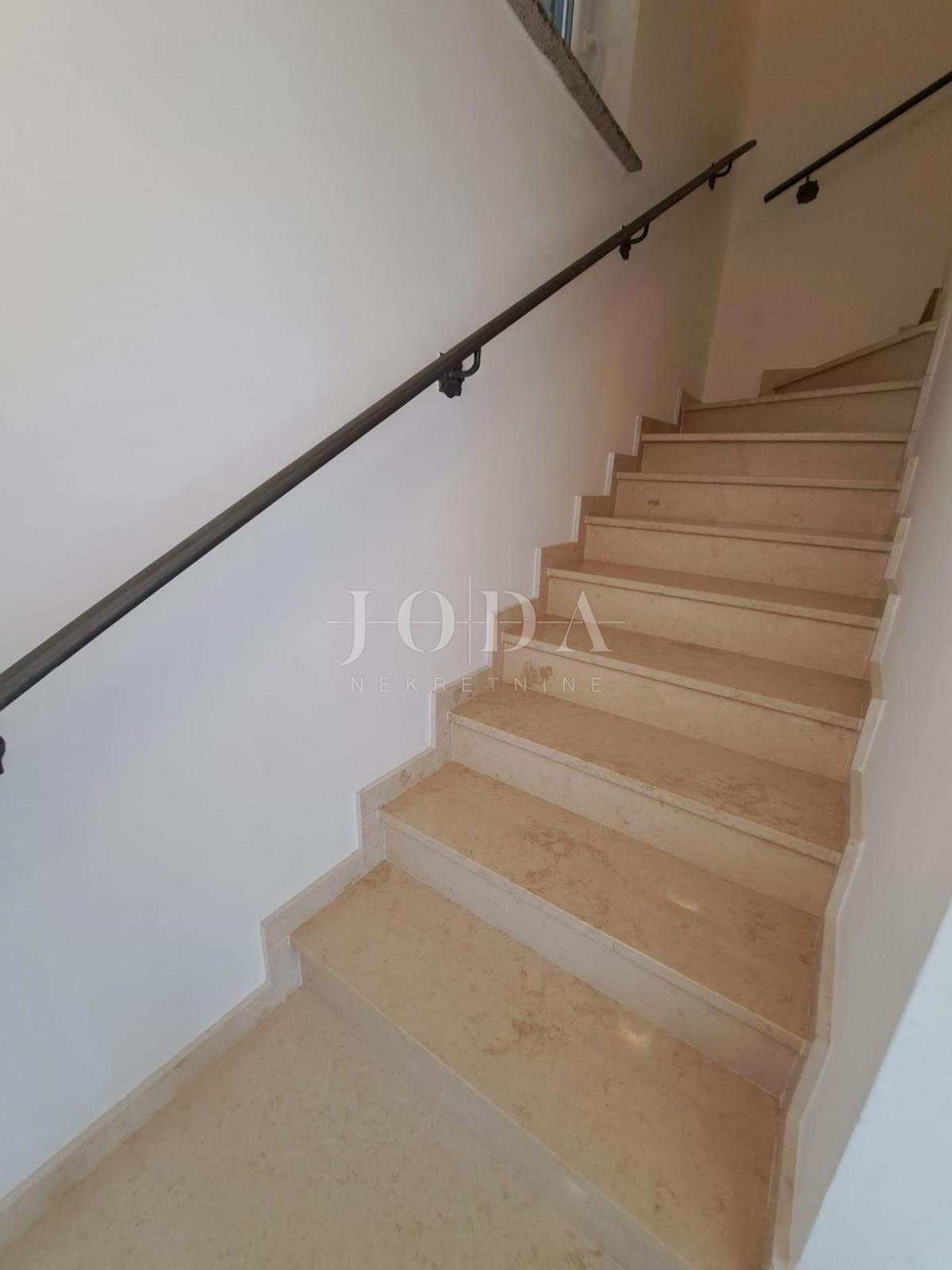 Lepa hiša z dvema stanovanjskima enotama in bazenom