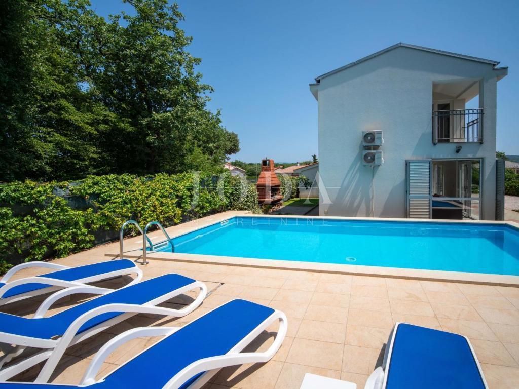 Lepa hiša z dvema stanovanjskima enotama in bazenom