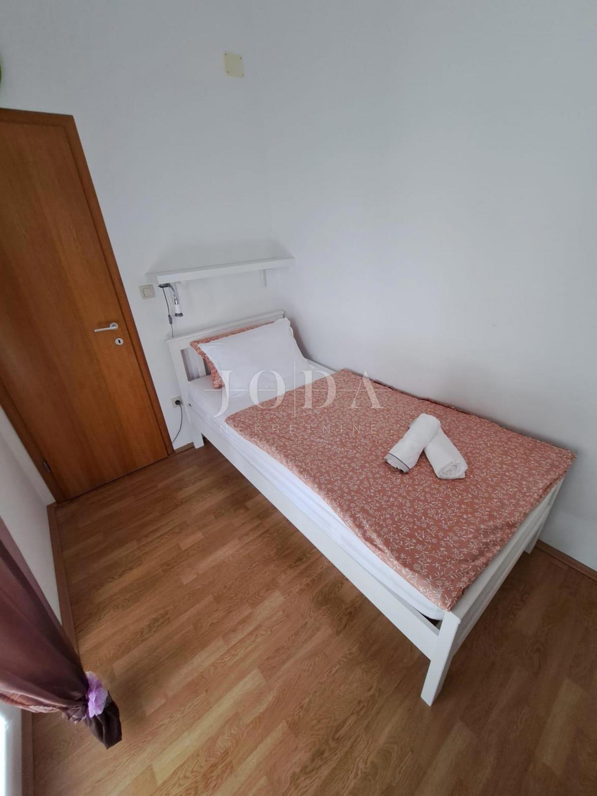 Lepa hiša z dvema stanovanjskima enotama in bazenom