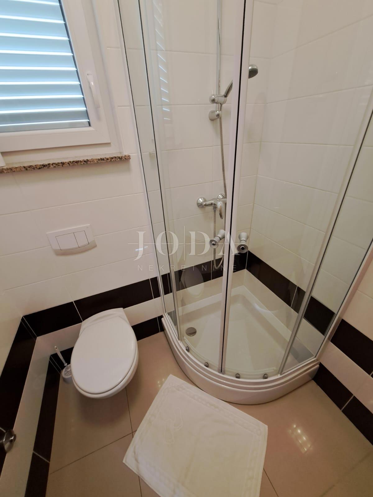 Lepa hiša z dvema stanovanjskima enotama in bazenom