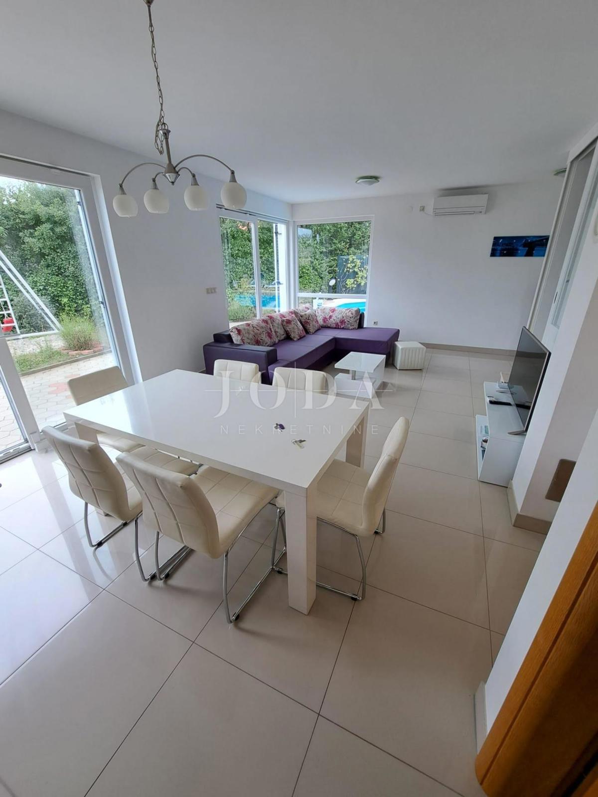 Lepa hiša z dvema stanovanjskima enotama in bazenom