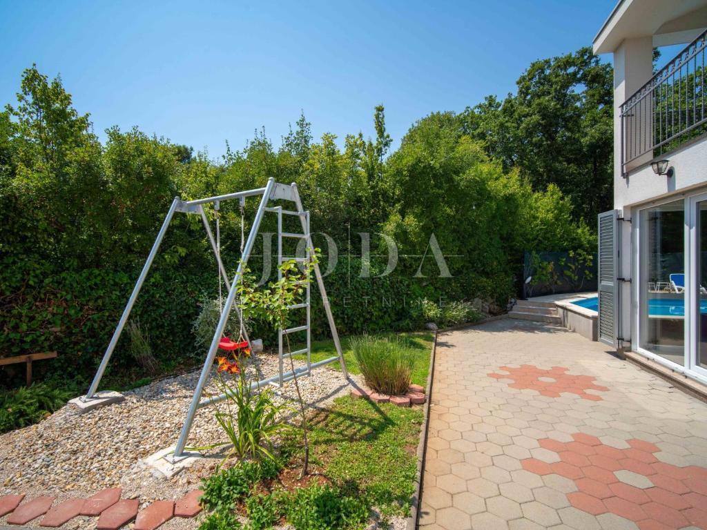Lepa hiša z dvema stanovanjskima enotama in bazenom