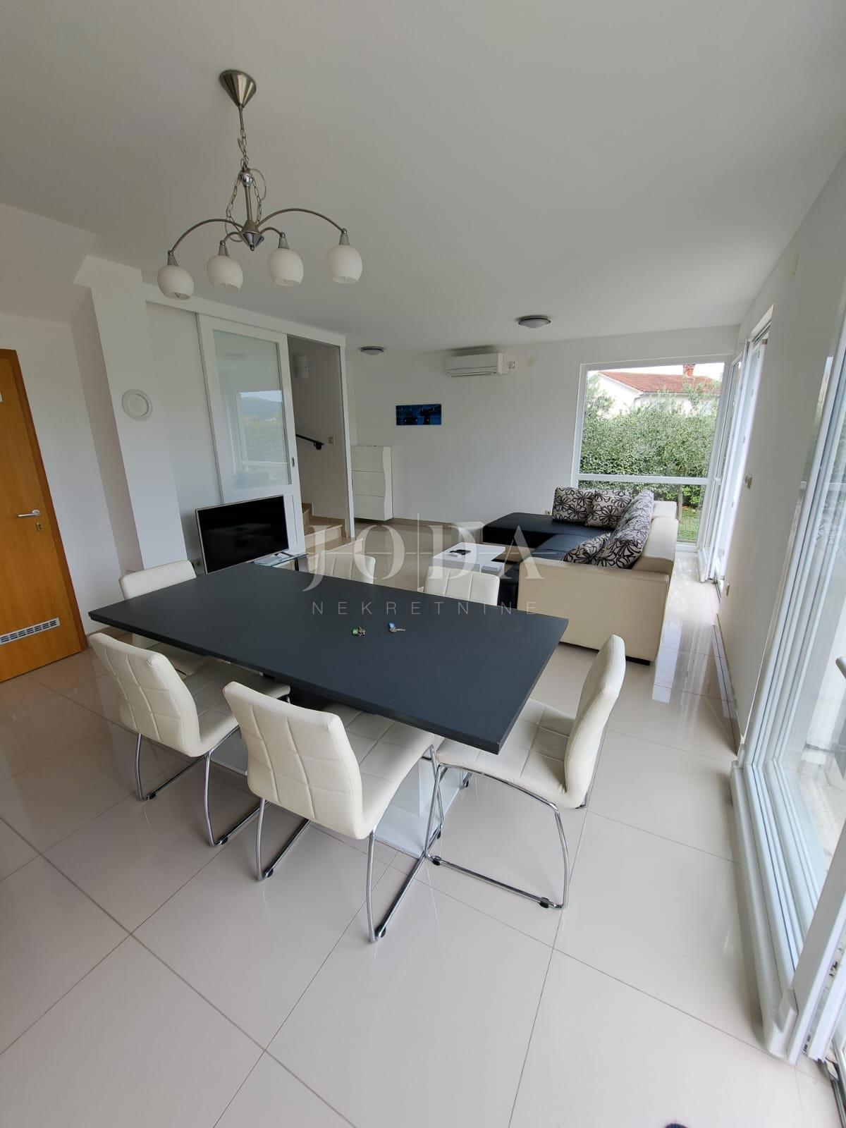 Lepa hiša z dvema stanovanjskima enotama in bazenom