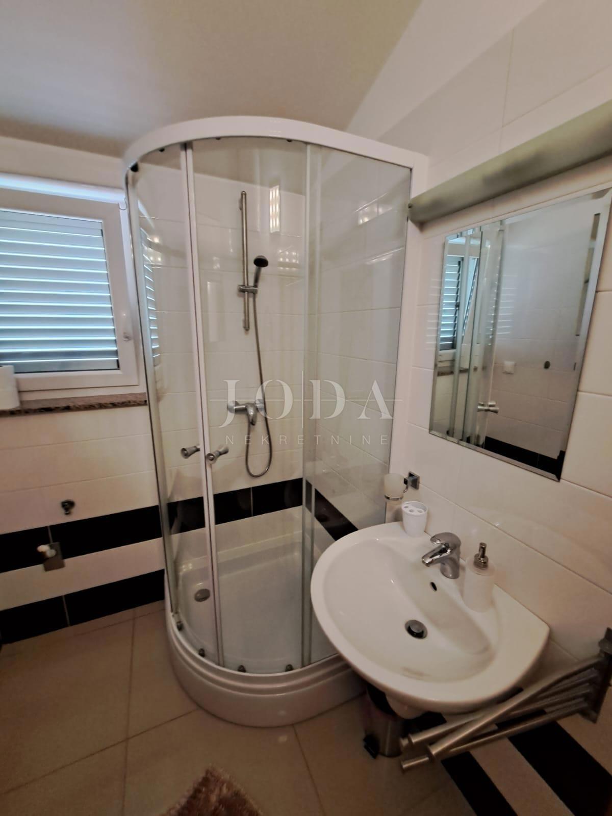 Lepa hiša z dvema stanovanjskima enotama in bazenom