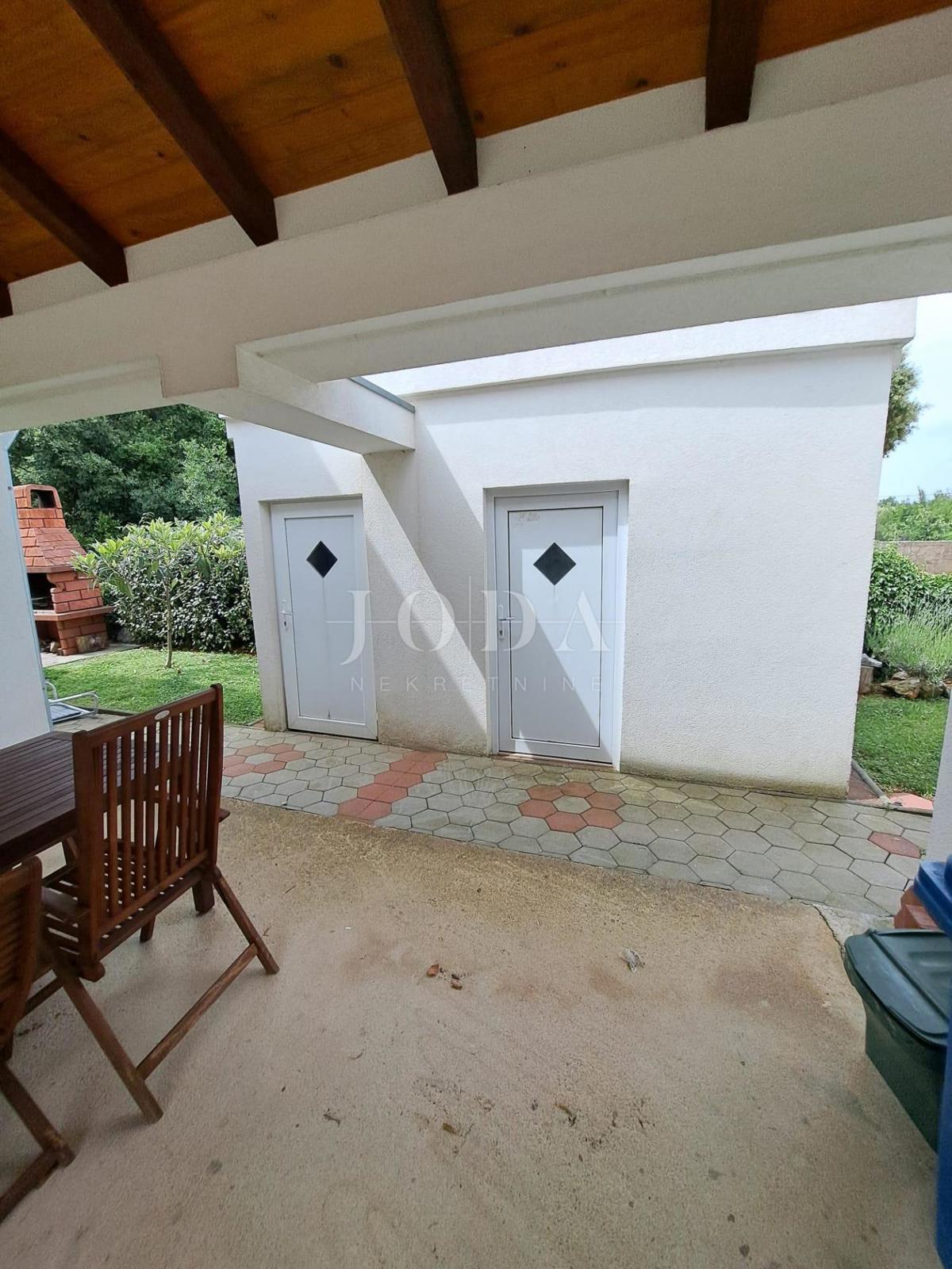 Lepa hiša z dvema stanovanjskima enotama in bazenom