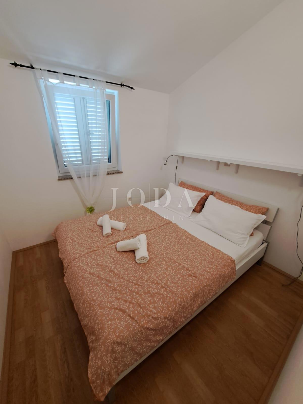 Lepa hiša z dvema stanovanjskima enotama in bazenom