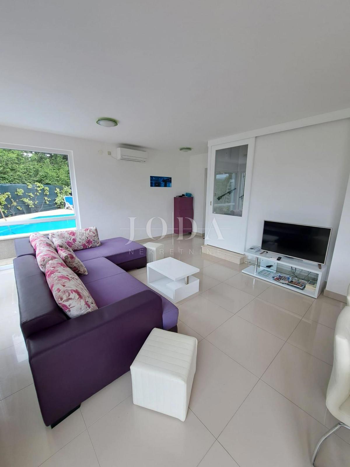 Lepa hiša z dvema stanovanjskima enotama in bazenom