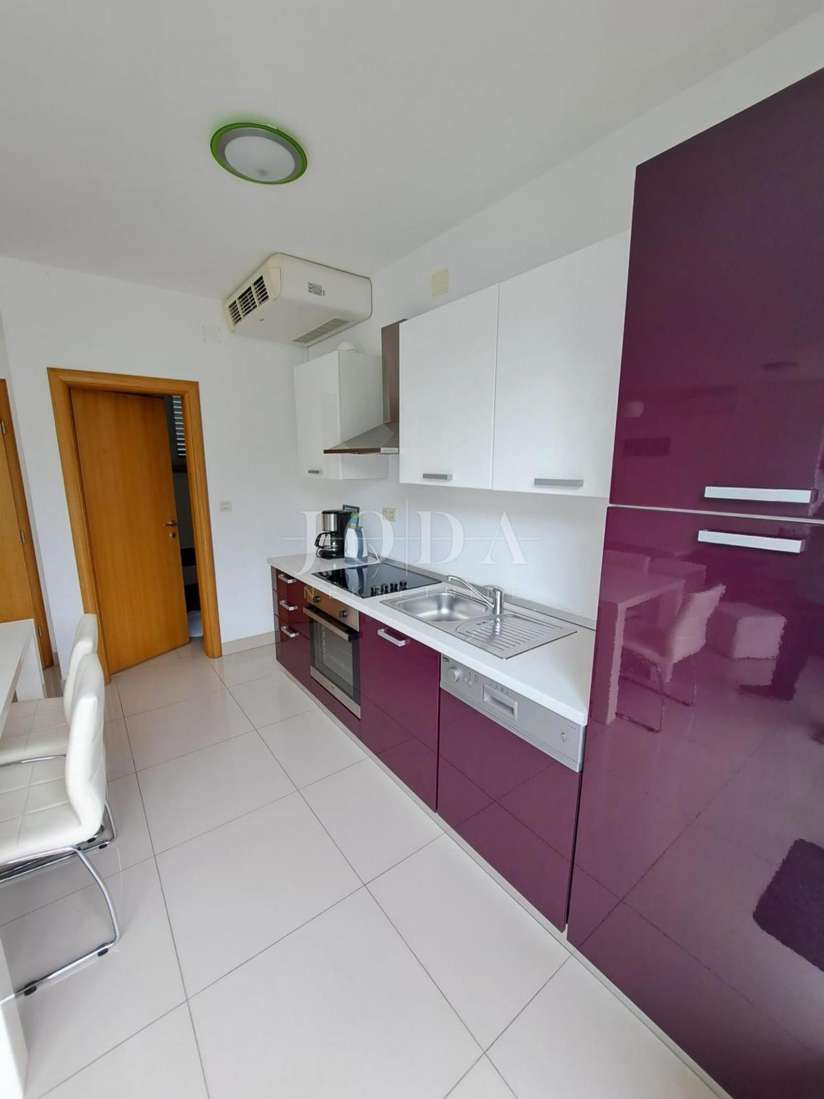 Lepa hiša z dvema stanovanjskima enotama in bazenom