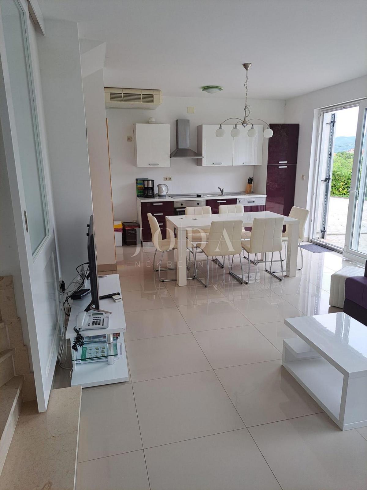 Lepa hiša z dvema stanovanjskima enotama in bazenom