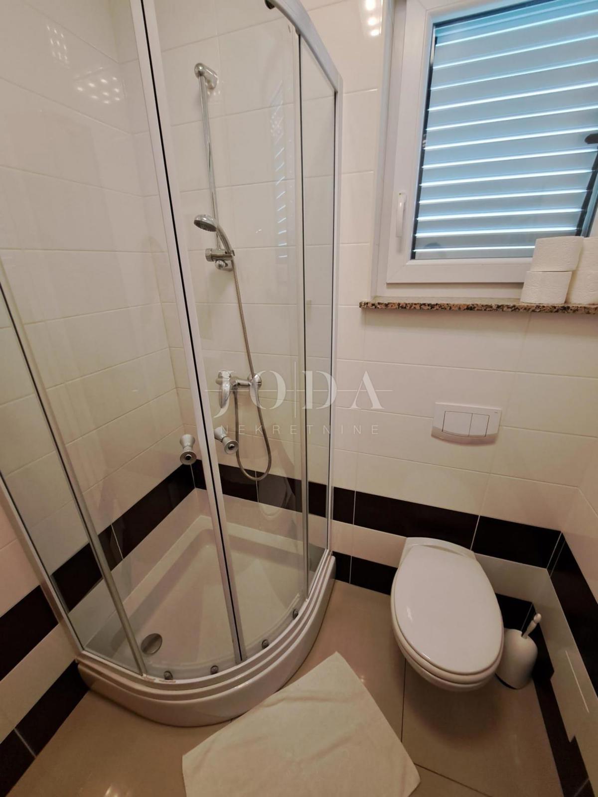 Lepa hiša z dvema stanovanjskima enotama in bazenom