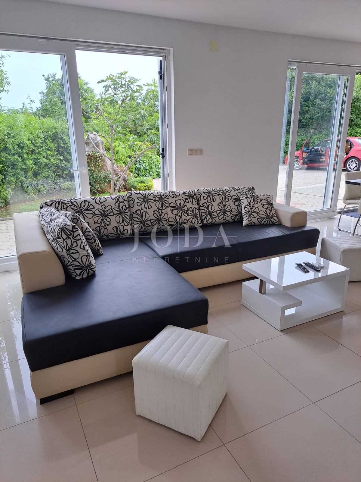 Lepa hiša z dvema stanovanjskima enotama in bazenom