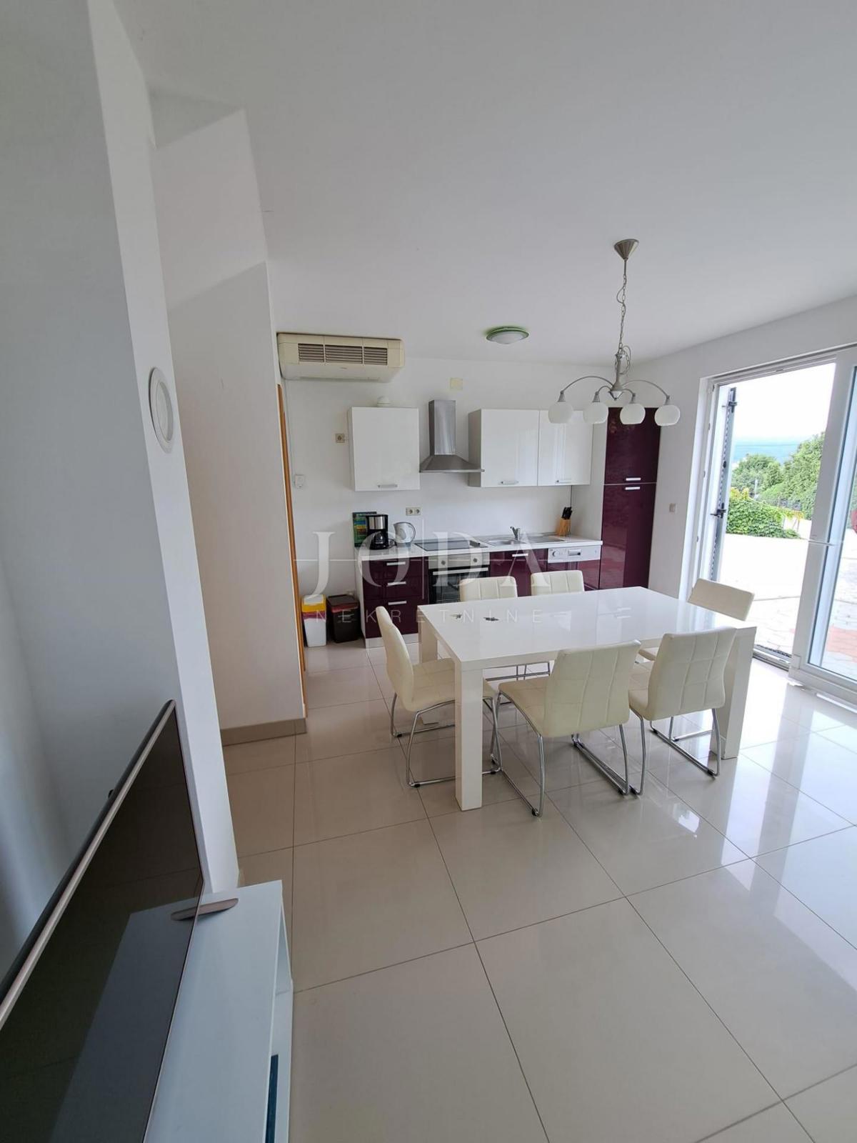 Lepa hiša z dvema stanovanjskima enotama in bazenom