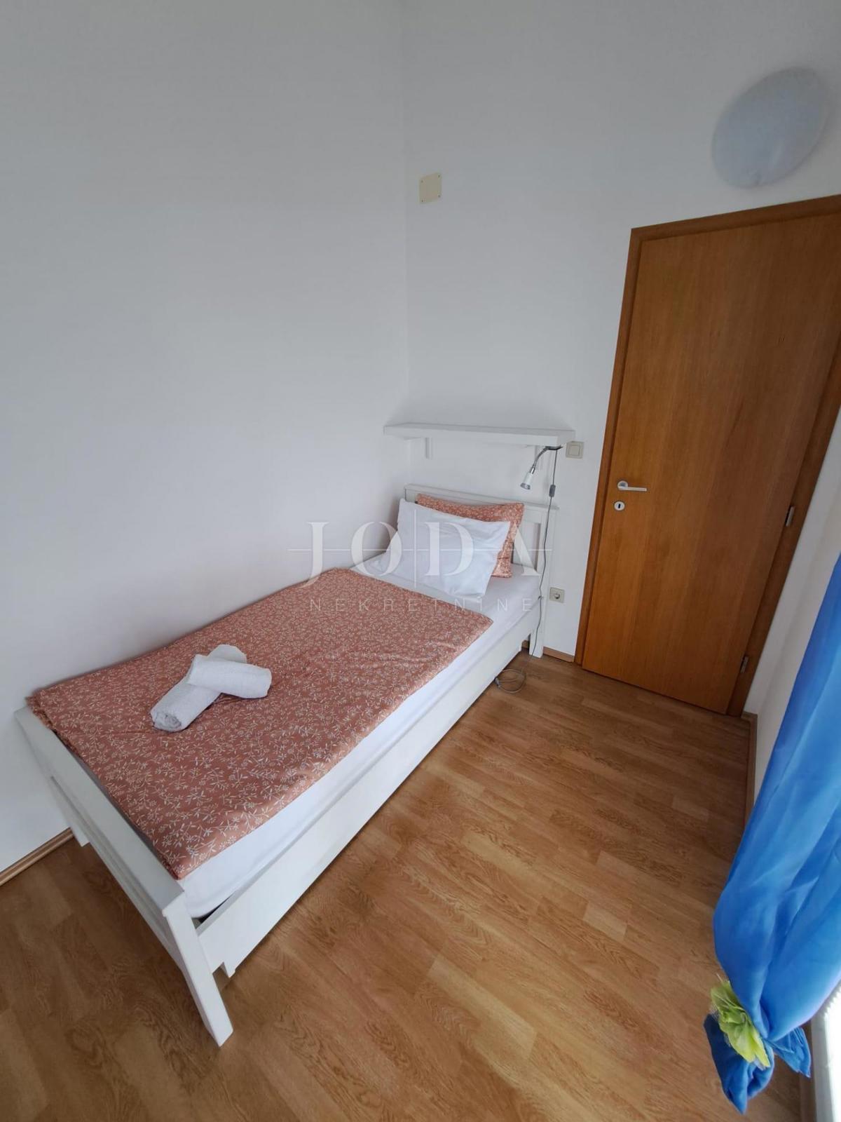 Lepa hiša z dvema stanovanjskima enotama in bazenom