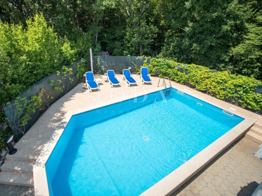 Lepa hiša z dvema stanovanjskima enotama in bazenom