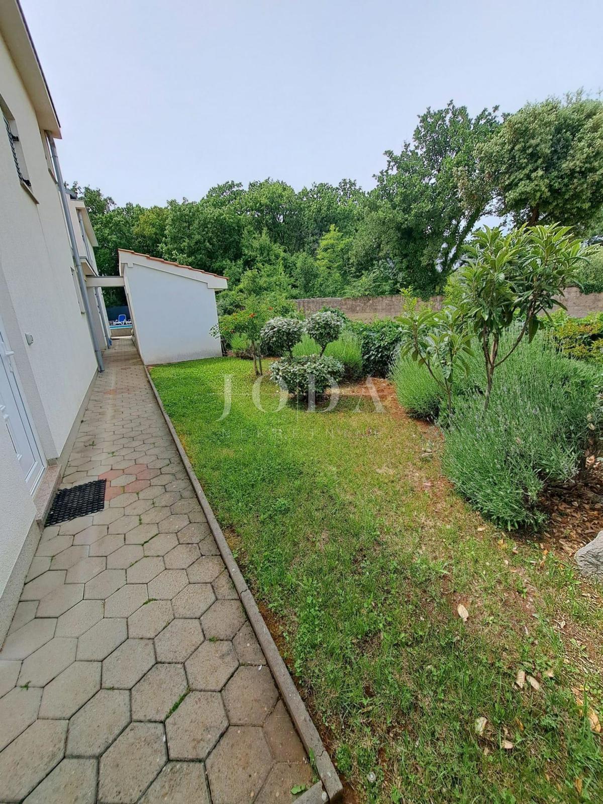 Lepa hiša z dvema stanovanjskima enotama in bazenom