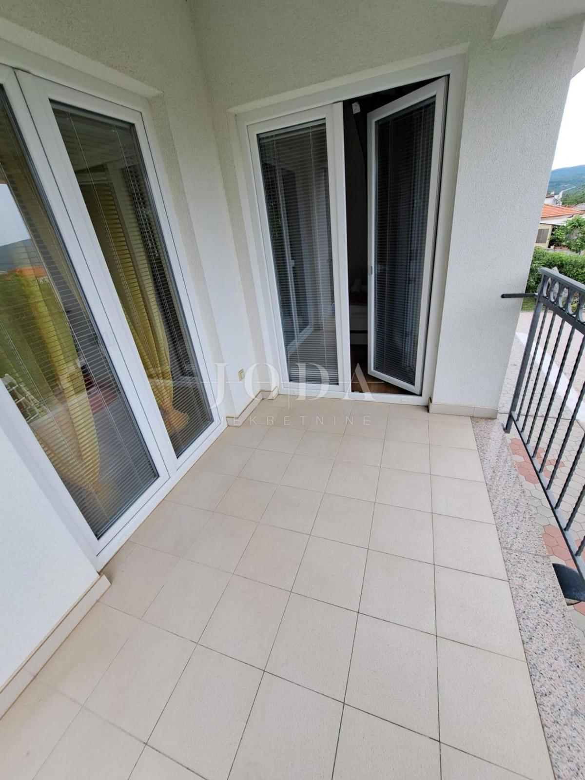 Lepa hiša z dvema stanovanjskima enotama in bazenom